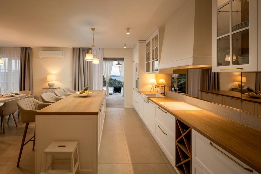 Cucina moderna con isola e vista mare