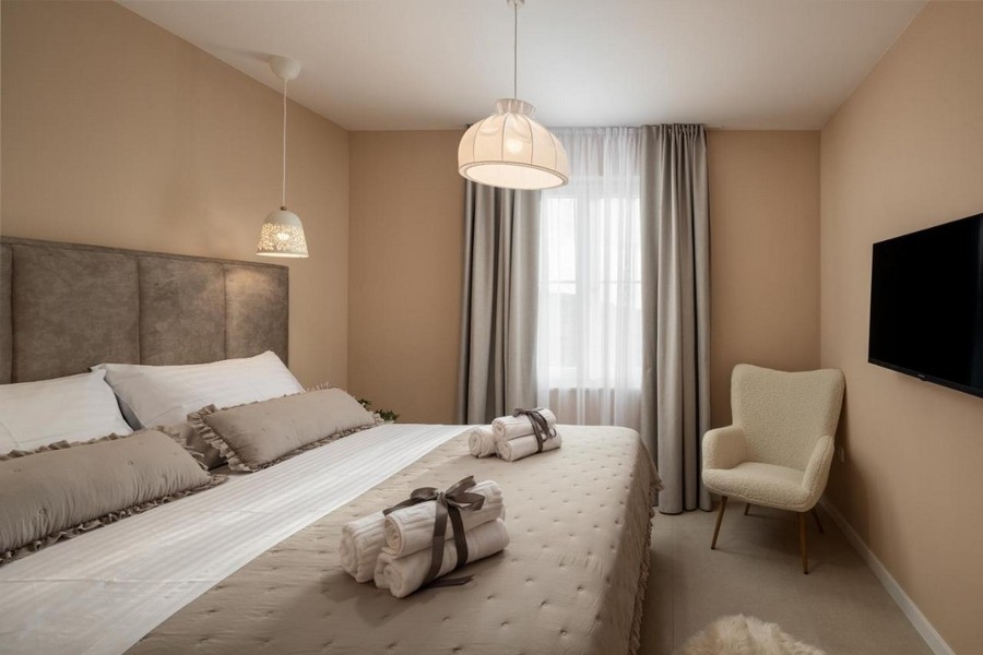 Camera da letto con letto matrimoniale, TV e poltrona