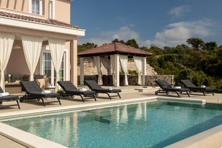 Villa mediterranea con piscina in posizione mediterranea vicino a Rogoznica.