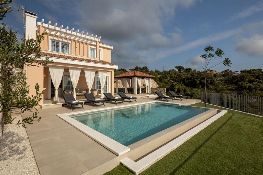 Villa di nuova costruzione con piscina e padiglione coperto