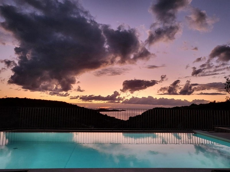 Piscina con vista sul tramonto sul mare
