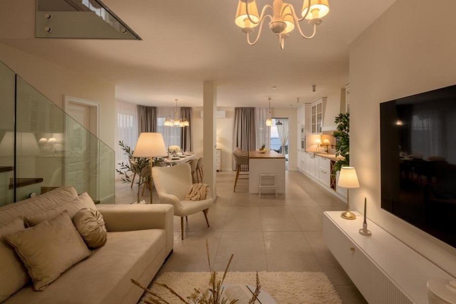 Soggiorno luminoso con cucina aperta e zona pranzo
