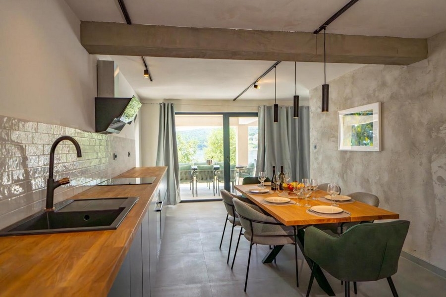 Zona pranzo con accesso alla terrazza e vista mare