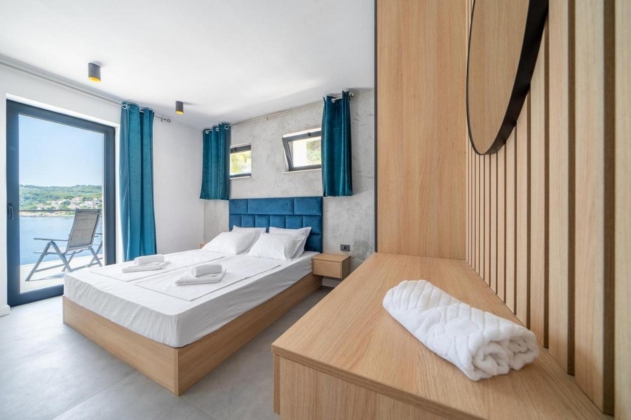 Camera da letto con letto matrimoniale e vista mare