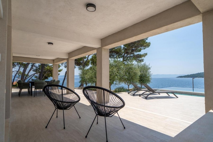 Terrazza coperta con zona seduta e vista mare