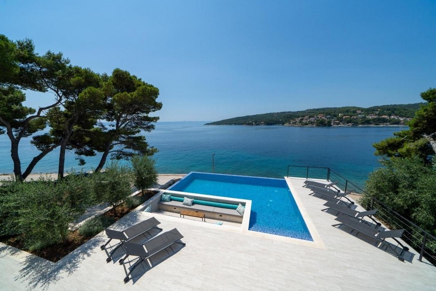 Vista sulla piscina e sul mare - immobile H3648 in Croazia.