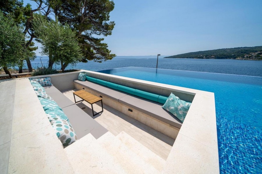 Zona seduta nella piscina a sfioro con vista mare