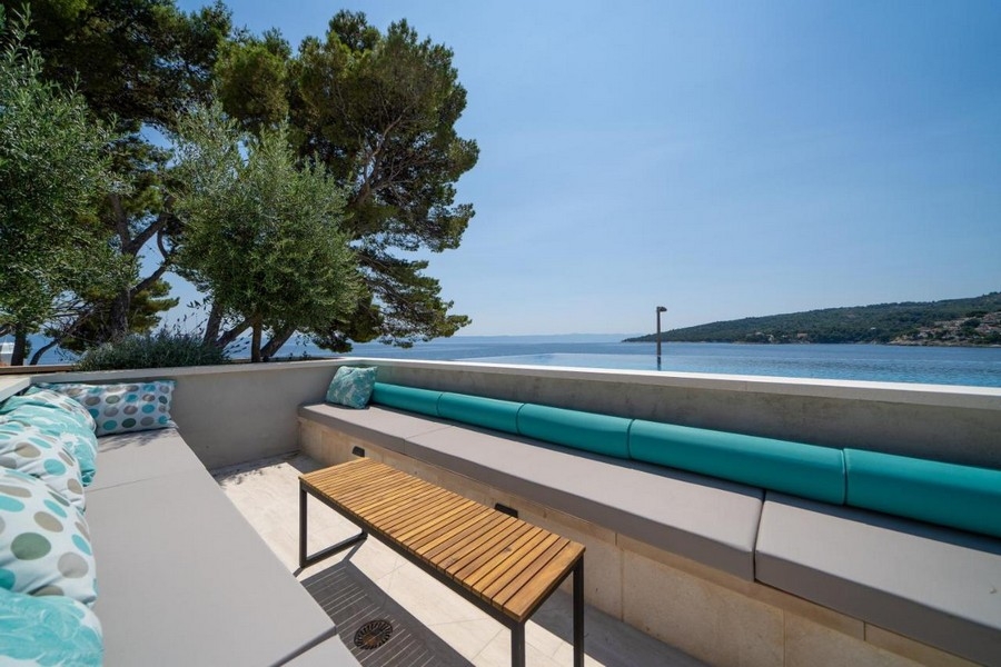 Lounge moderna in piscina con vista mare