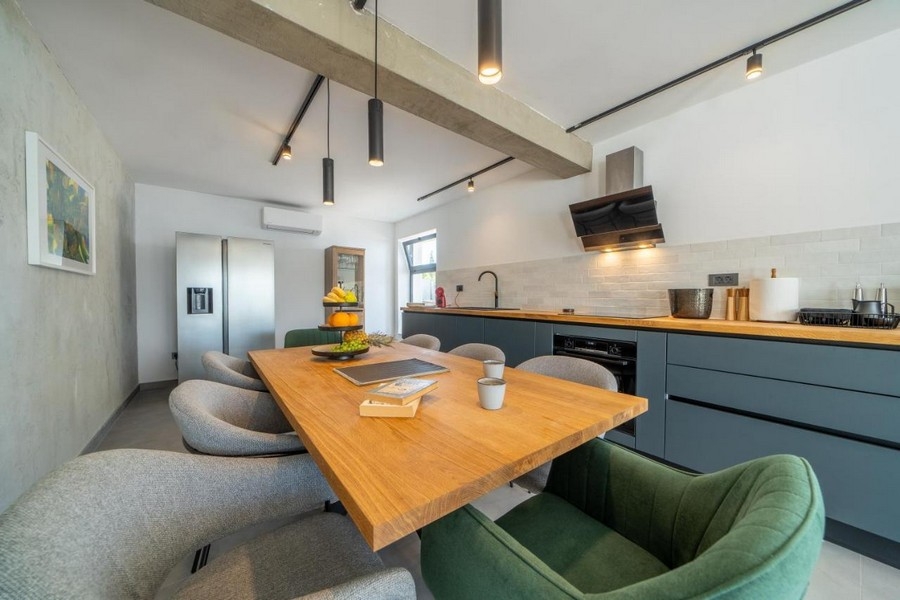 Cucina moderna con grande tavolo in legno