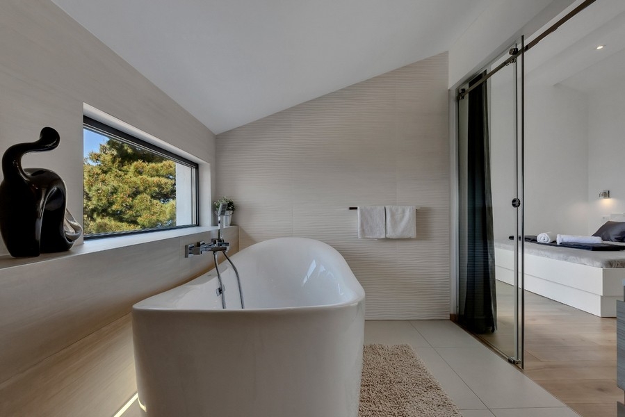 Bagno con vasca e finestra