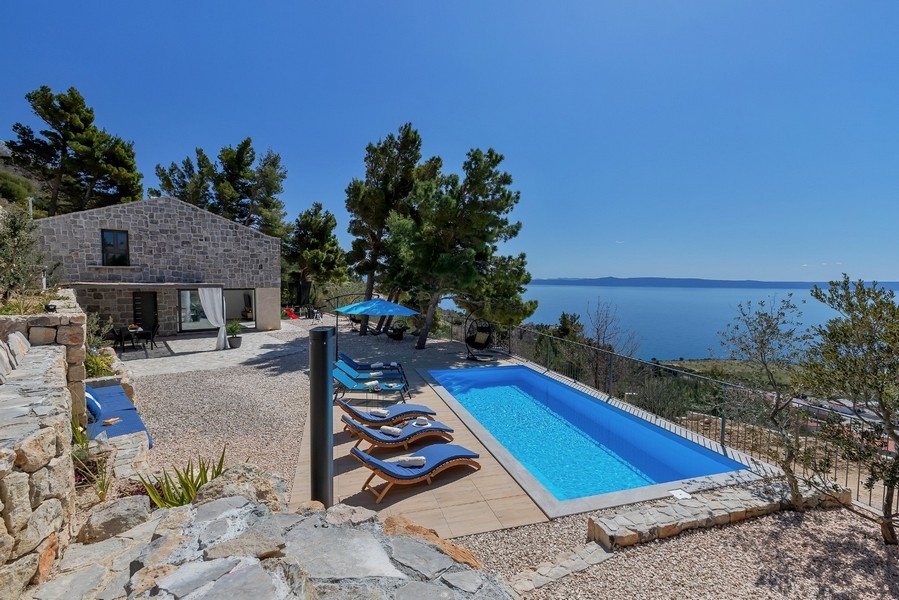 Area esterna con piscina e vista panoramica