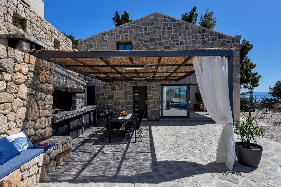 Terrazza coperta con zona pranzo e barbecue
