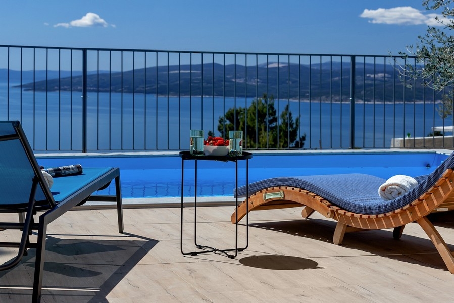 Terrazza con piscina e vista sul mare