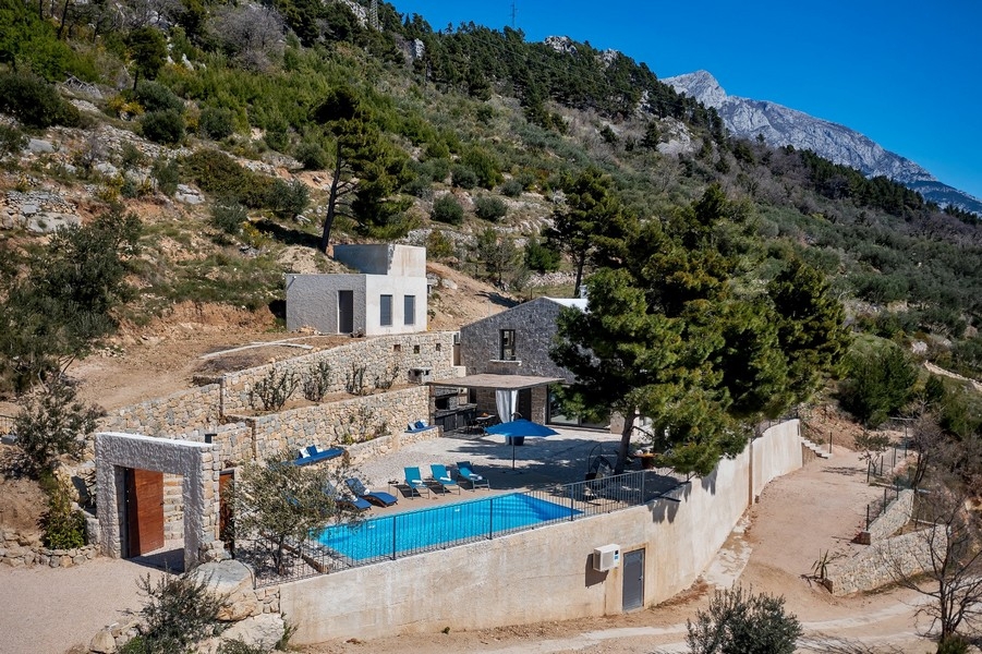 Villa in pietra con piscina in posizione collinare