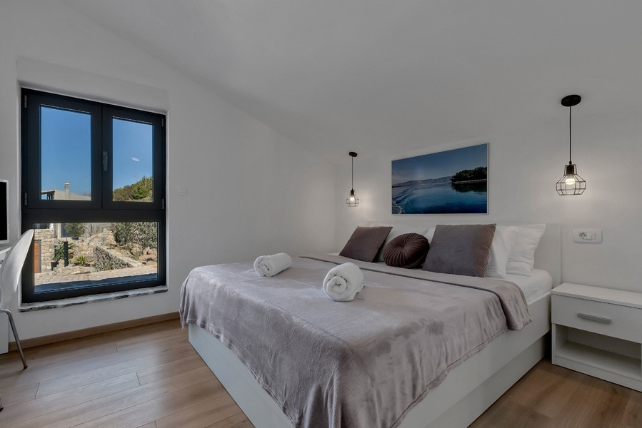 Camera da letto con letto matrimoniale e finestra