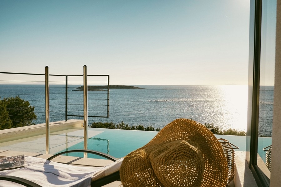 Villa a Vis con vista dalla piscina sul mare scintillante