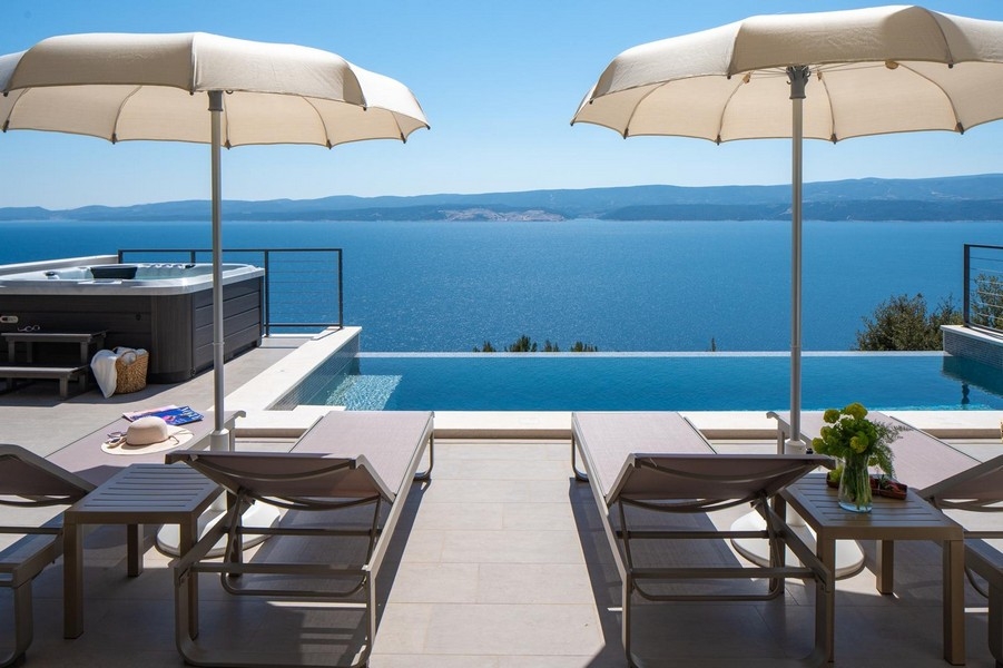 Terrazza con piscina a sfioro, vasca idromassaggio e vista mare