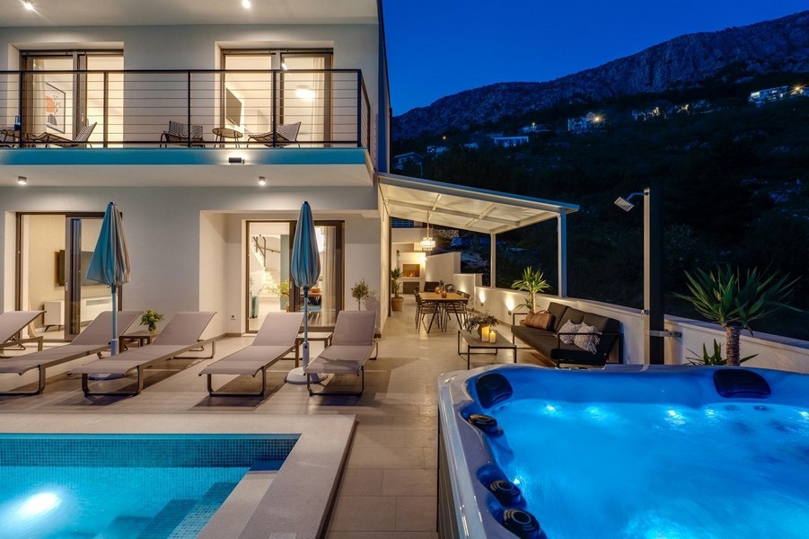 Villa moderna con terrazza, piscina e vasca idromassaggio di notte