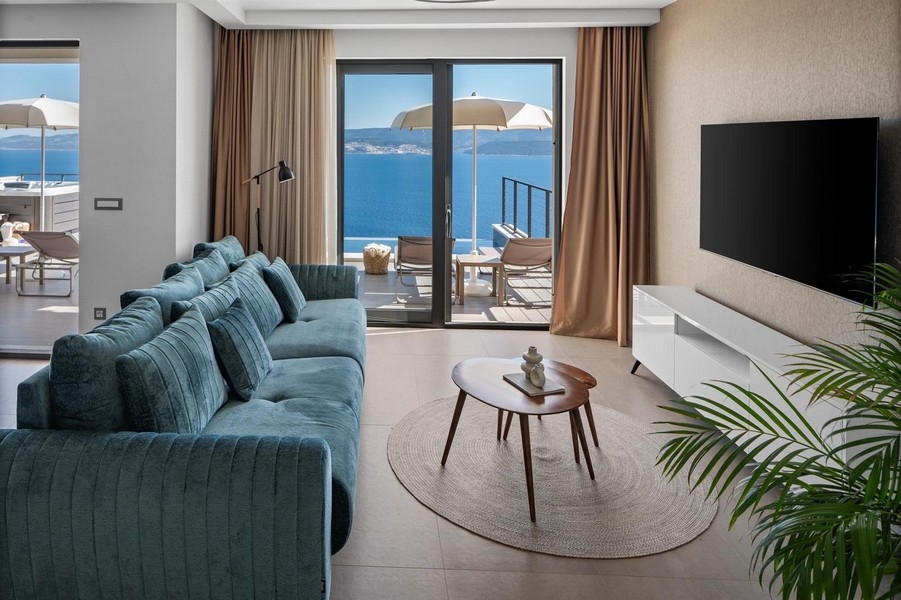 Soggiorno con divano e vista mare attraverso la finestra panoramica