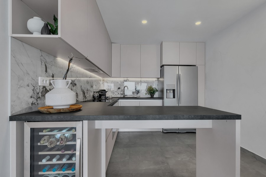Cucina moderna a incasso con isola e cantinetta per il vino