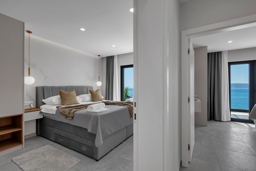 Camera da letto con letto matrimoniale e balcone sul mare