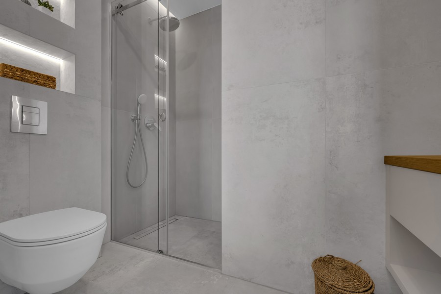 Bagno con doccia e dotazioni moderne