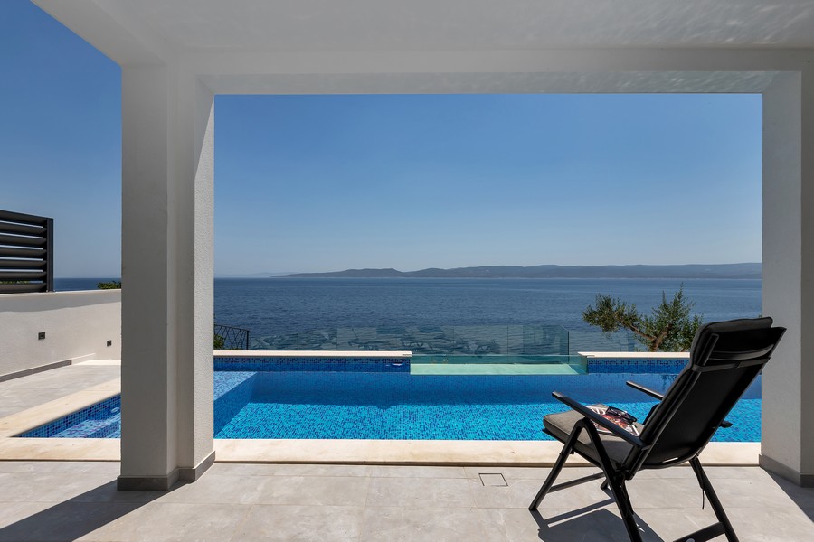 Terrazza coperta con piscina e vista mare