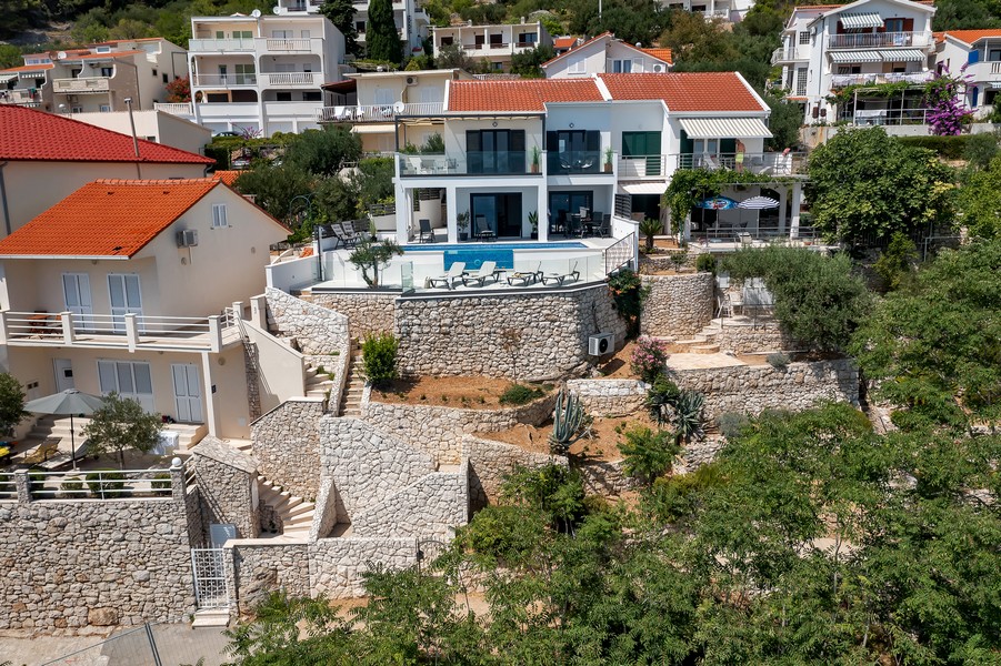 Villa di lusso con piscina e vista panoramica sulla costa