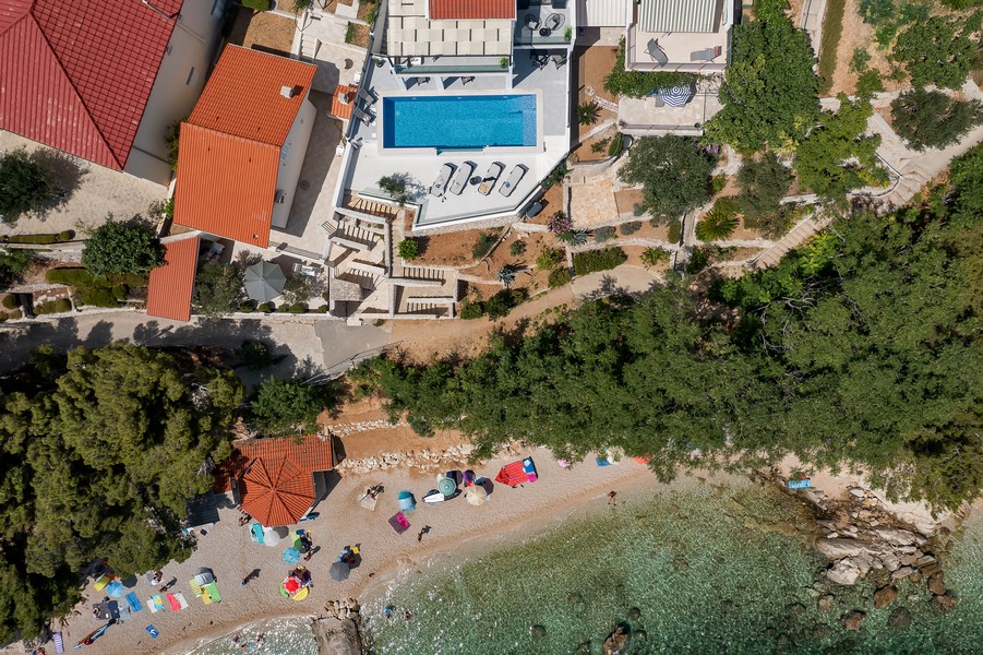 Veduta aerea della villa direttamente sulla spiaggia