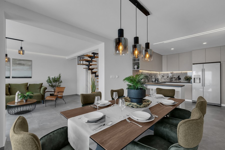 Zona pranzo dal design elegante accanto alla cucina