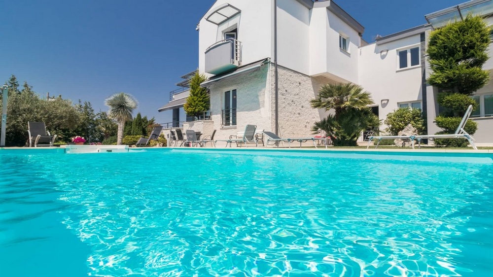 Villa con grande piscina in vendita in Croazia - Panorama Scouting.