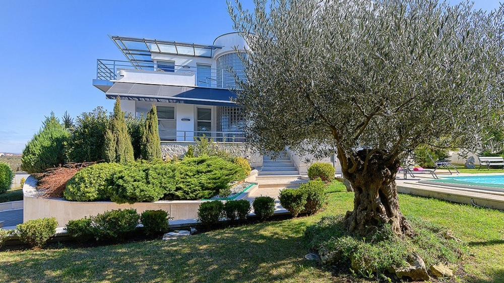 Villa con giardino, ulivo e piscina vicino a Pula