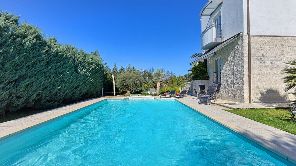 Grande piscina nel giardino della villa