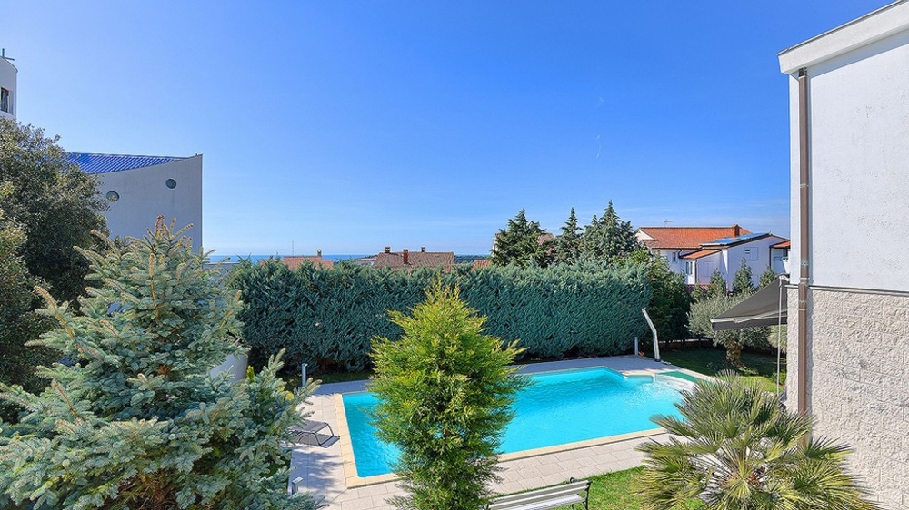 Vista sulla piscina e sul mare sullo sfondo