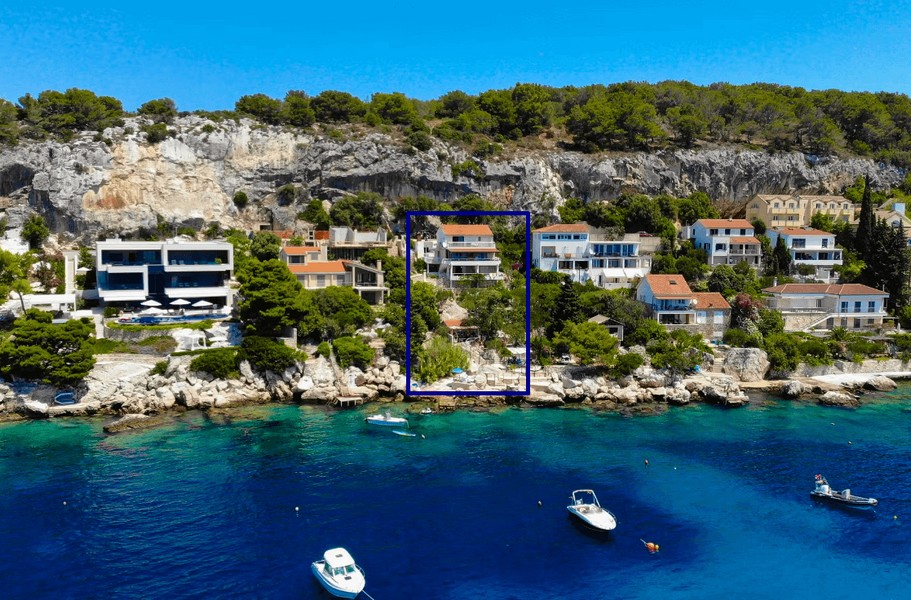Veduta aerea della baia con il terreno sul pendio segnato in blu