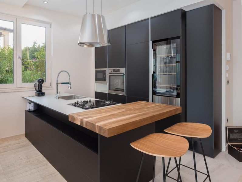 Cucina moderna nera con isola e piano in legno