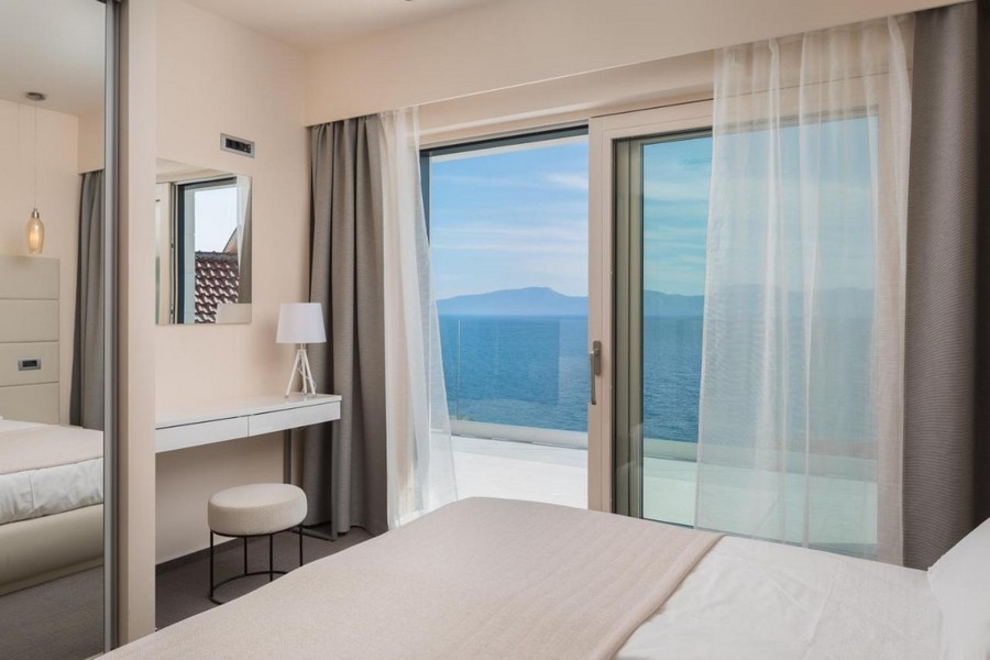 Camera da letto con letto matrimoniale e vista mare vicino a Makarska