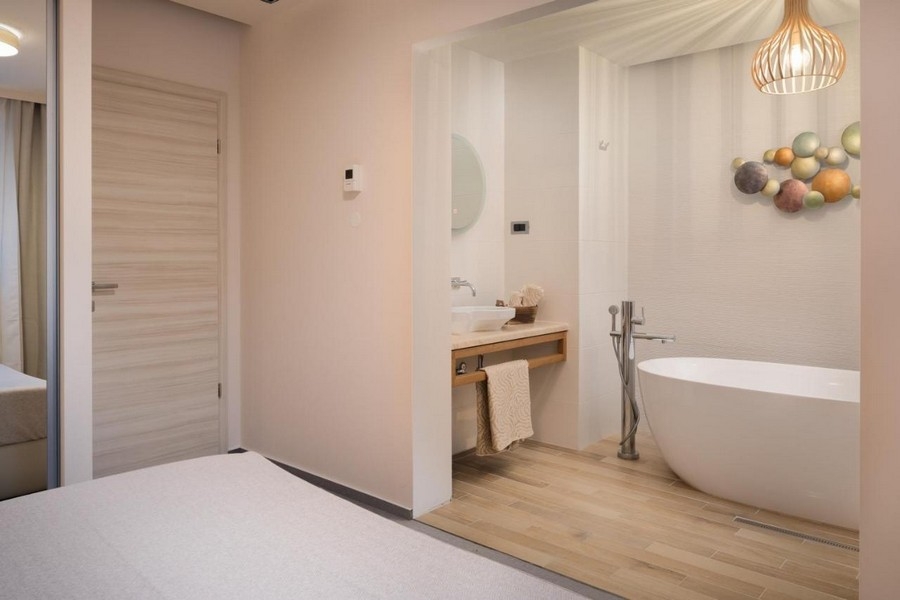 Bagno con vasca freestanding e lavabo