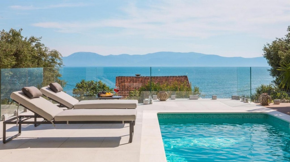Piscina e vista mare dell'immobile H3662 vicino a Makarska in Croazia.