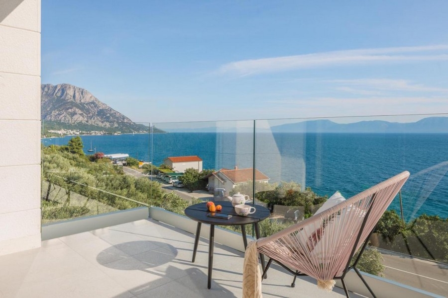 Vista sul mare e sulle montagne dalla terrazza della villa H3662 vicino a Makarska in Dalmazia.