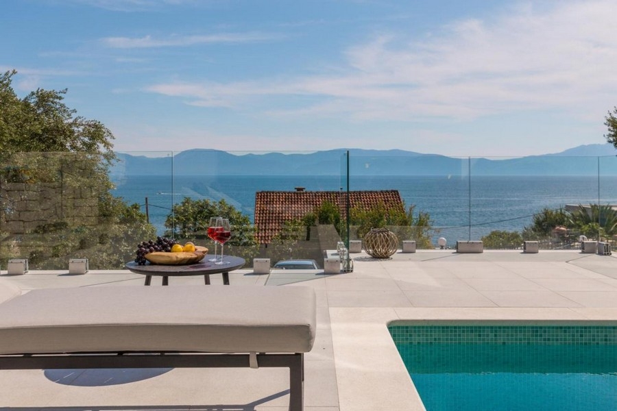 Terrazza della piscina con vista mare e parapetto in vetro
