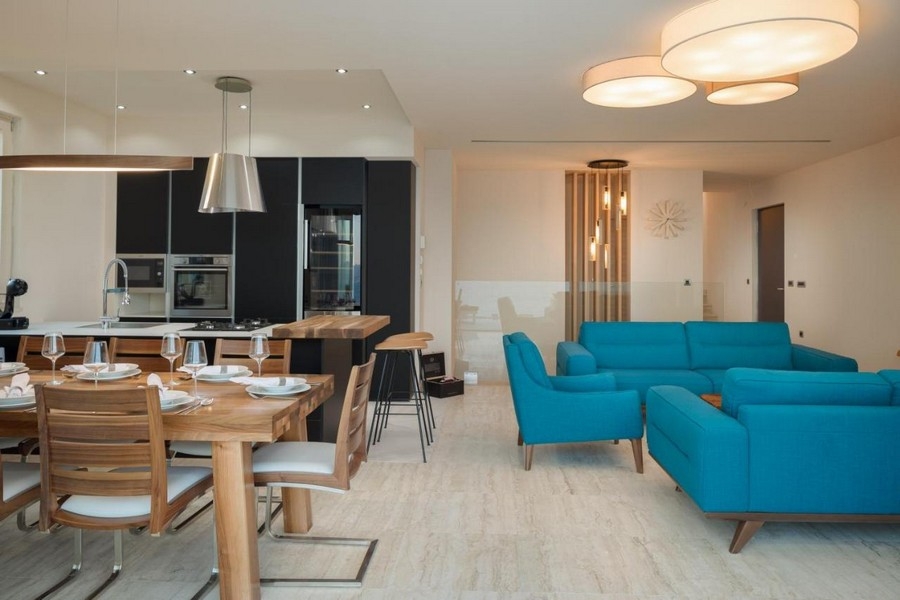 Zona giorno aperta con cucina e zona pranzo