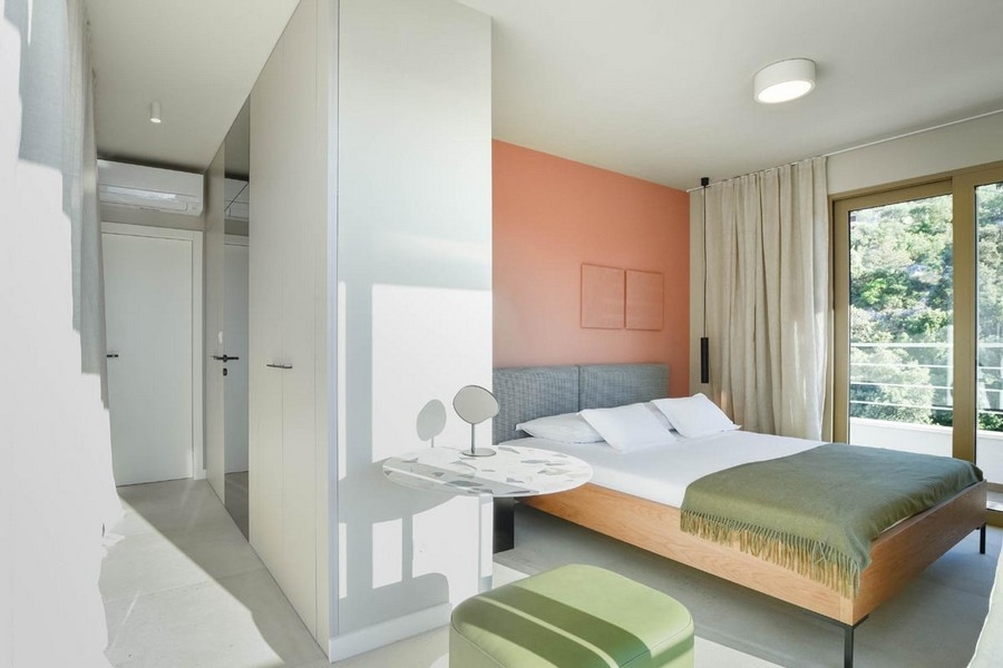 Camera da letto con letto matrimoniale e balcone