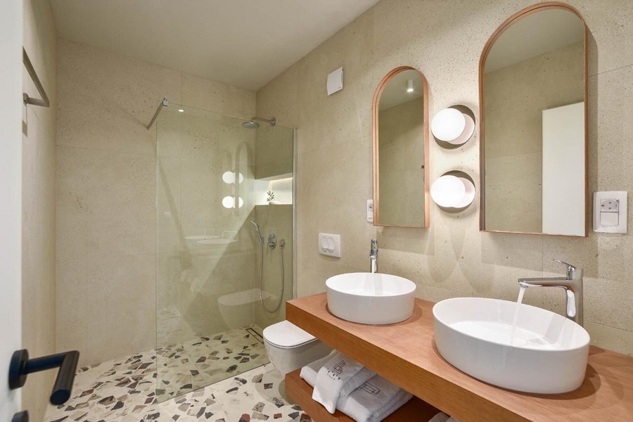 Bagno moderno con doppio lavabo e doccia