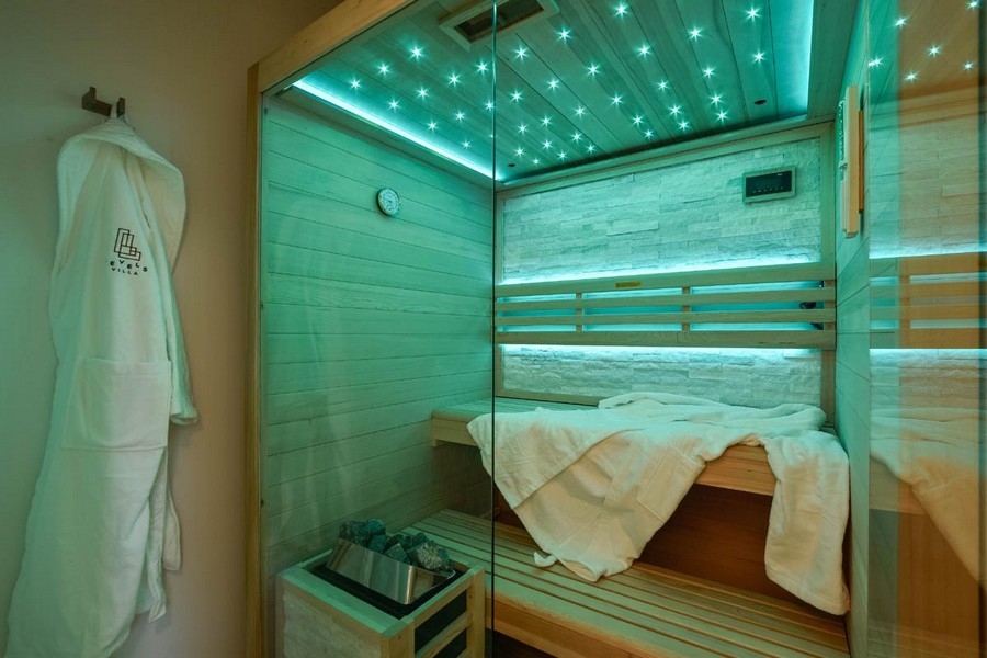 Sauna con illuminazione LED e finiture in legno