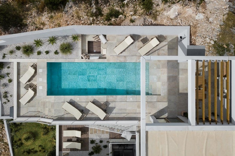 Area esterna con piscina e solarium vista dall'alto