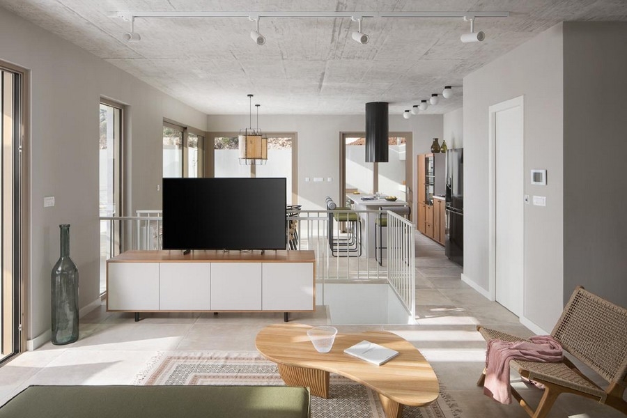 Soggiorno luminoso con TV e cucina aperta