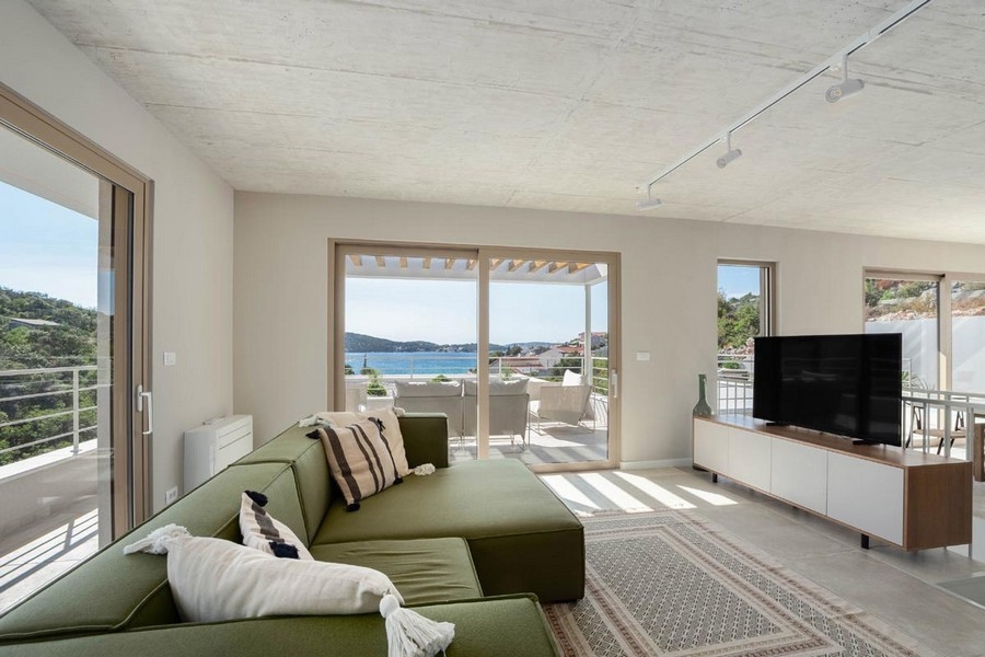 Soggiorno con divano e uscita sulla terrazza con vista mare