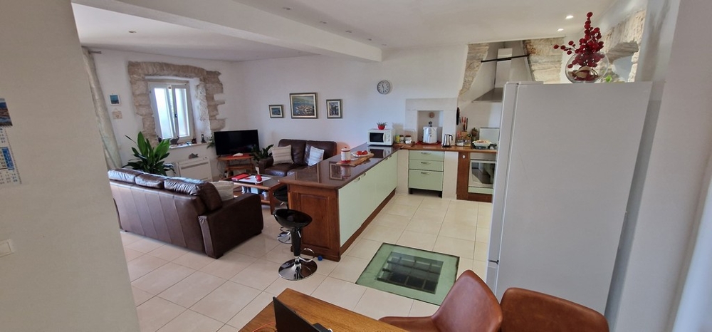 Zona giorno aperta con cucina e zona salotto