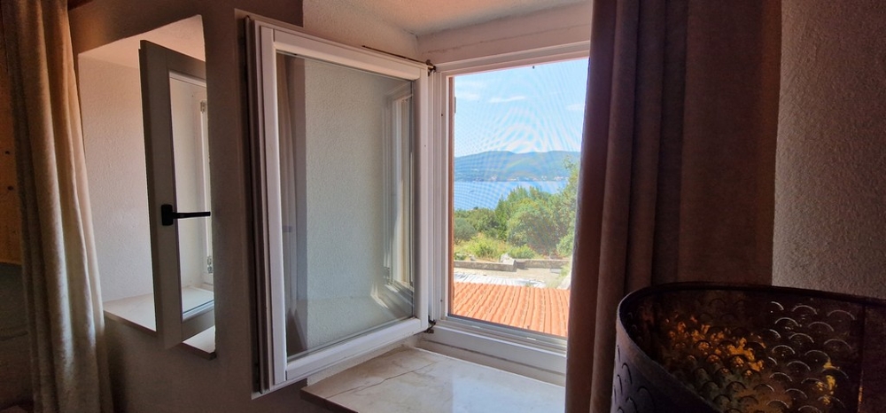 Finestra con vista mare